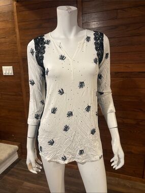RW&CO. White Long-Sleeve Split-Neck Top with Black Lace & Leaf Motif